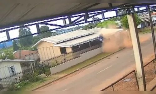Motorista capota, invade casa e foge no PR; vídeo registra o acidente