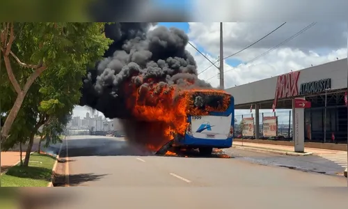 Ônibus com trabalhadores pega fogo em Londrina e passageiros conseguem escapar