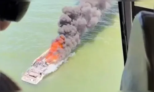 Lancha de luxo pega fogo e afunda no litoral do Paraná; veja vídeo
