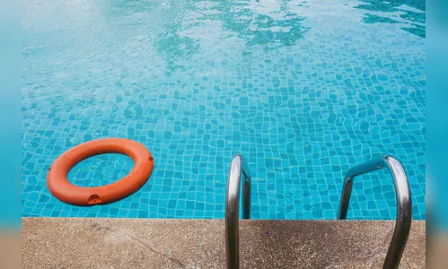 Homem morde ex e joga celulares em piscina no Natal em Apucarana