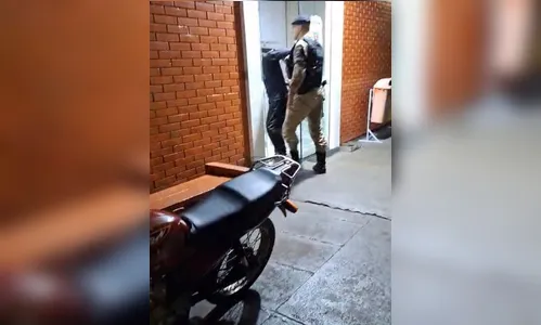 Motociclista tenta atropelar PMs e acaba contido com balas de borracha