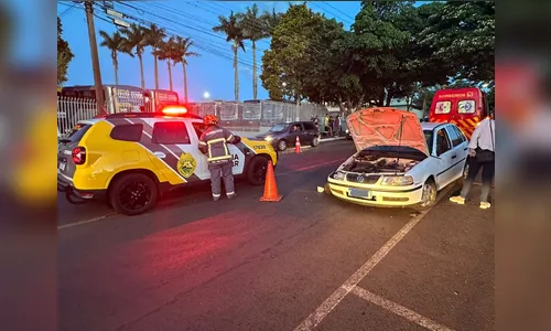 Carro desgovernado atinge três veículos estacionados em Apucarana