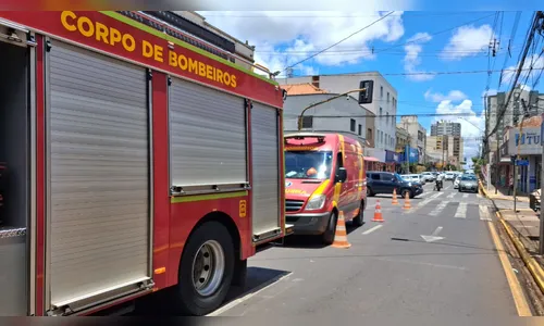 Motorista é socorrida após batida em cruzamento no centro de Apucarana