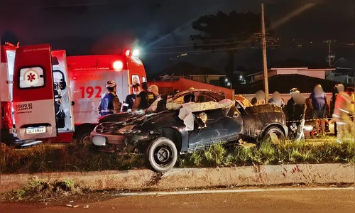Motorista morre decapitado após colisão arrancar teto de carro no PR