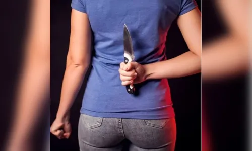 Mulher esfaqueia homem 5 vezes após briga de trânsito em bar