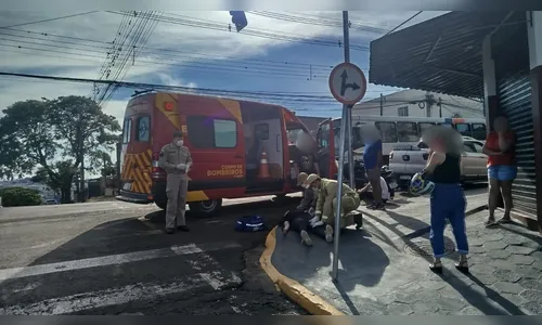Mulher fica ferida em colisão entre moto e Fiat Toro em Apucarana