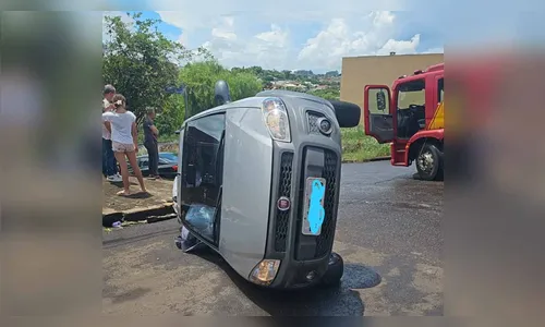 Mulher é socorrida após batida de carros no centro de Ivaiporã