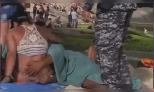 Casal é pego fazendo sexo oral na frente das pessoas em praia lotada; veja o vídeo