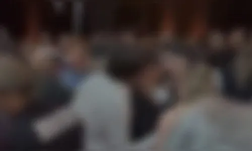 Pai tenta expulsar DJ por música e formatura termina em confusão