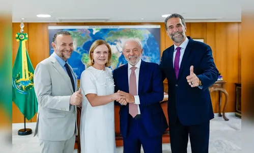 Gleisi Hoffmann confirma pré-candidatura ao Senado pelo PR após reunião com Lula