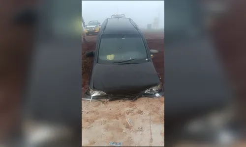 Carro cai em valeta de obras na PR-444 e motorista é hospitalizado