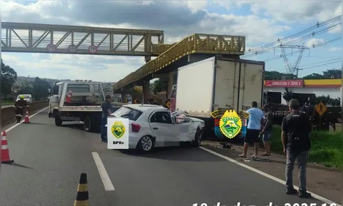 Jovem fica ferido após bater carro em caminhão estacionado na PR-445
