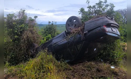 Motorista é hospitalizado após carro capotar sob chuva na BR-376