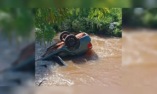 PR: mulher morre e criança fica em estado grave após carro cair em rio