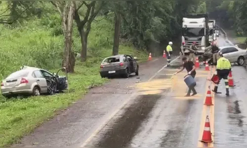 Cinco pessoas morrem em grave colisão entre três carros na PR-182