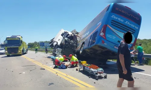 Seis pessoas morrem em batida entre carreta e ônibus na BR-116 no RS