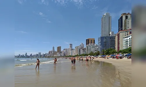 Três ficam feridos após ataque com faca na praia em Balneário Camboriú