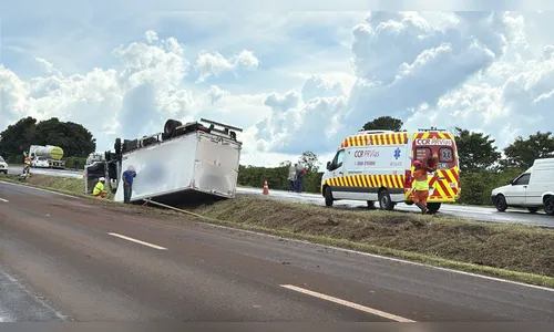 Caminhão-baú capota na BR-376 e deixa motorista preso às ferragens