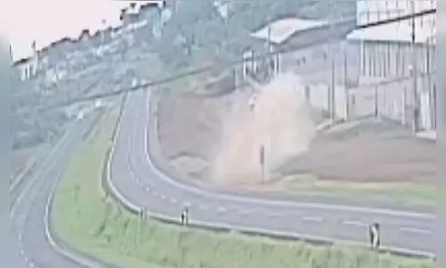 Veja o momento em que Monza capota e deixa rapaz morto em Apucarana