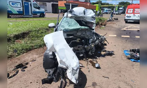 Colisão frontal entre carro e caminhão deixa motorista morto no Paraná