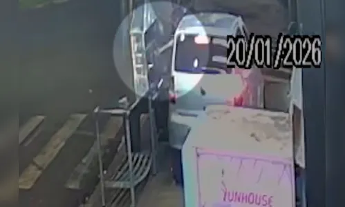 Homem dá calote, sobe na calçada com carro e furta espetinhos no PR; veja