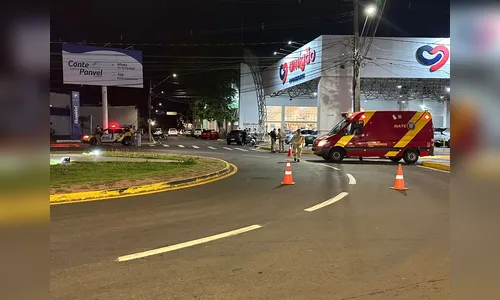 Jovem fica ferido em acidente entre carro e moto em Apucarana