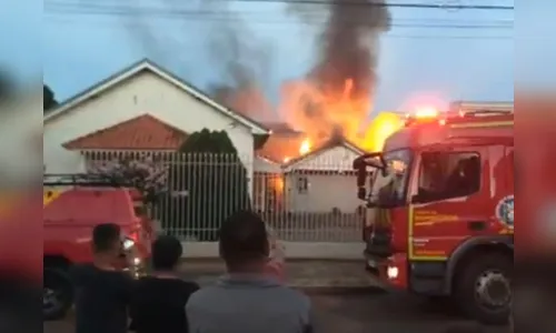 Templo da Seicho-No-Ie pega fogo e mobiliza bombeiros em Apucarana
