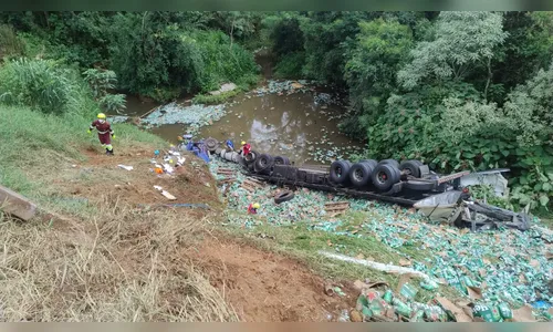 Motorista morre após caminhão de cerveja cair em rio no PR