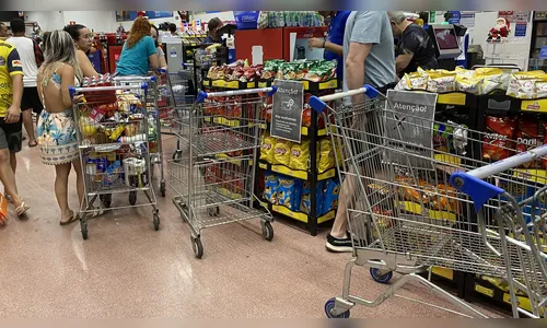 Compras às vésperas do Natal lotam supermercados em Apucarana