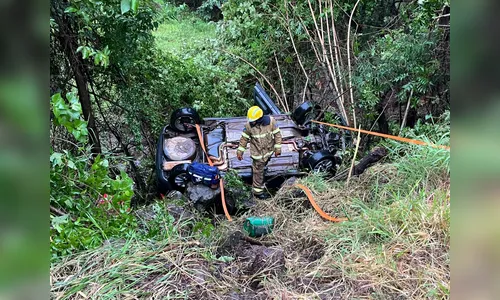 Carro cai em ribanceira na PR-170 e deixa quatro feridos; criança é um deles
