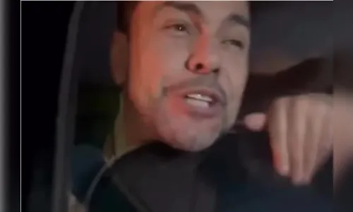 Vídeo de Zezé Di Camargo com a cabeça presa em vidro de carro viraliza nas redes sociais