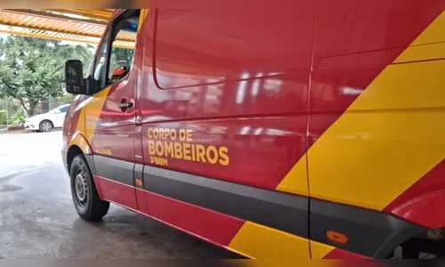 Bombeiros atendem acidente entre carro e bicicleta neste sábado