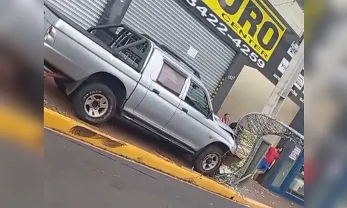 Caminhonete bate em poste e causa danos no centro de Apucarana