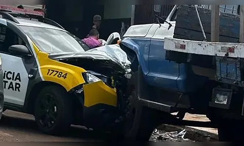 Viatura da PM bate em caminhão durante abordagem a motociclista em São Pedro do Ivaí