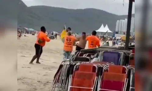 Argentino apanha de ambulantes na Praia Central de Balneário Camboriú