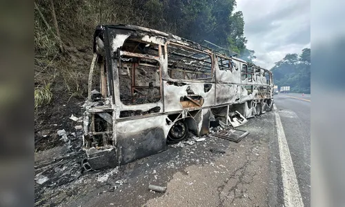 Ônibus pega fogo na BR-376 entre Ortigueira e Mauá da Serra