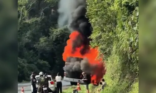 Ônibus pega fogo na BR-376 entre Ortigueira e Mauá da Serra