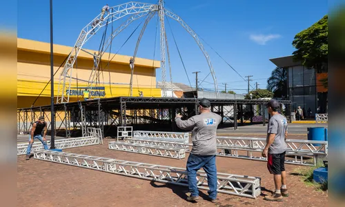 Apucarana inicia montagem de palco para festa de aniversário; veja agenda de shows