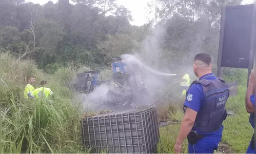 Ataque com fuzis e explosivos destrói carro-forte na SP-304