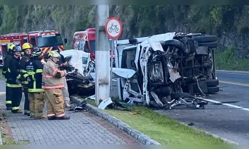 Acidente entre carros e caminhão deixa três mortos na BR-470 em SC