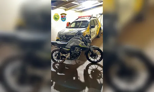 Dupla foge da PM, sofre queda e abandona moto em terreno baldio