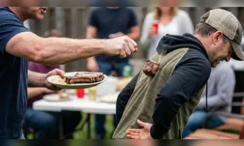 Padrasto é preso após jogar carne e agredir enteado por causa de comida