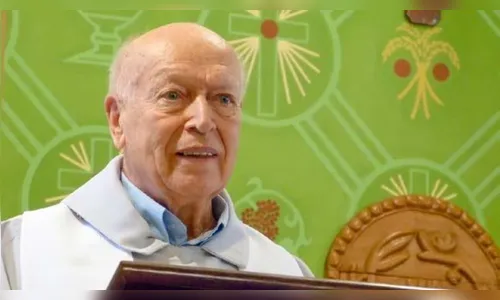Padre de 103 anos morre durante oração da Ave Maria