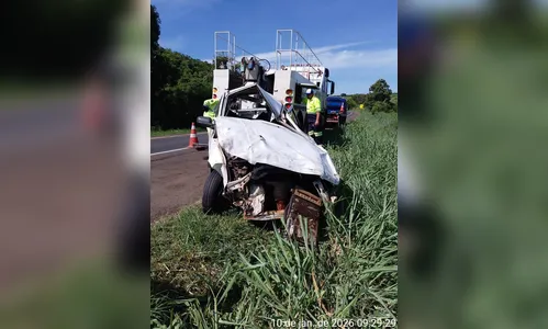 Passageiros são ejetados de carro durante capotamento em rodovia do PR