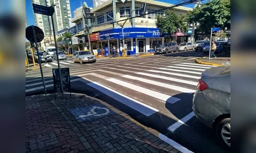 Prefeitura troca sinalização e retira faixas de pedestres polêmicas
