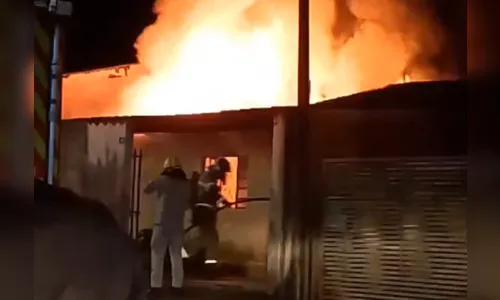 Filho usuário de drogas colocou fogo na casa dos pais em Apucarana; família perdeu tudo