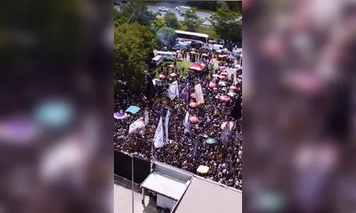 Torcida do Corinthians faz festa em frente ao CT antes da decisão