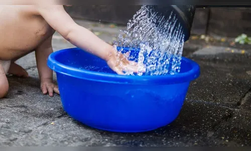 Bebê de 1 ano morre após ser encontrada com a cabeça submersa em balde