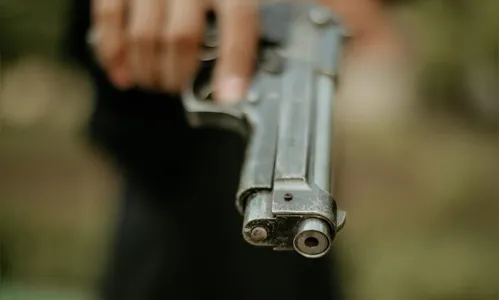 Trio invade casa, amarra morador e rouba R$ 3 mil em Bom Sucesso