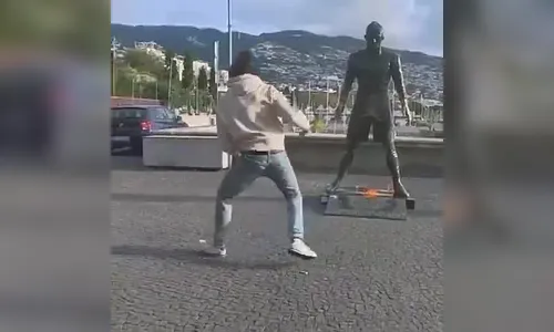 Homem ateia fogo em estátua de Cristiano Ronaldo em Portugal; veja vídeo